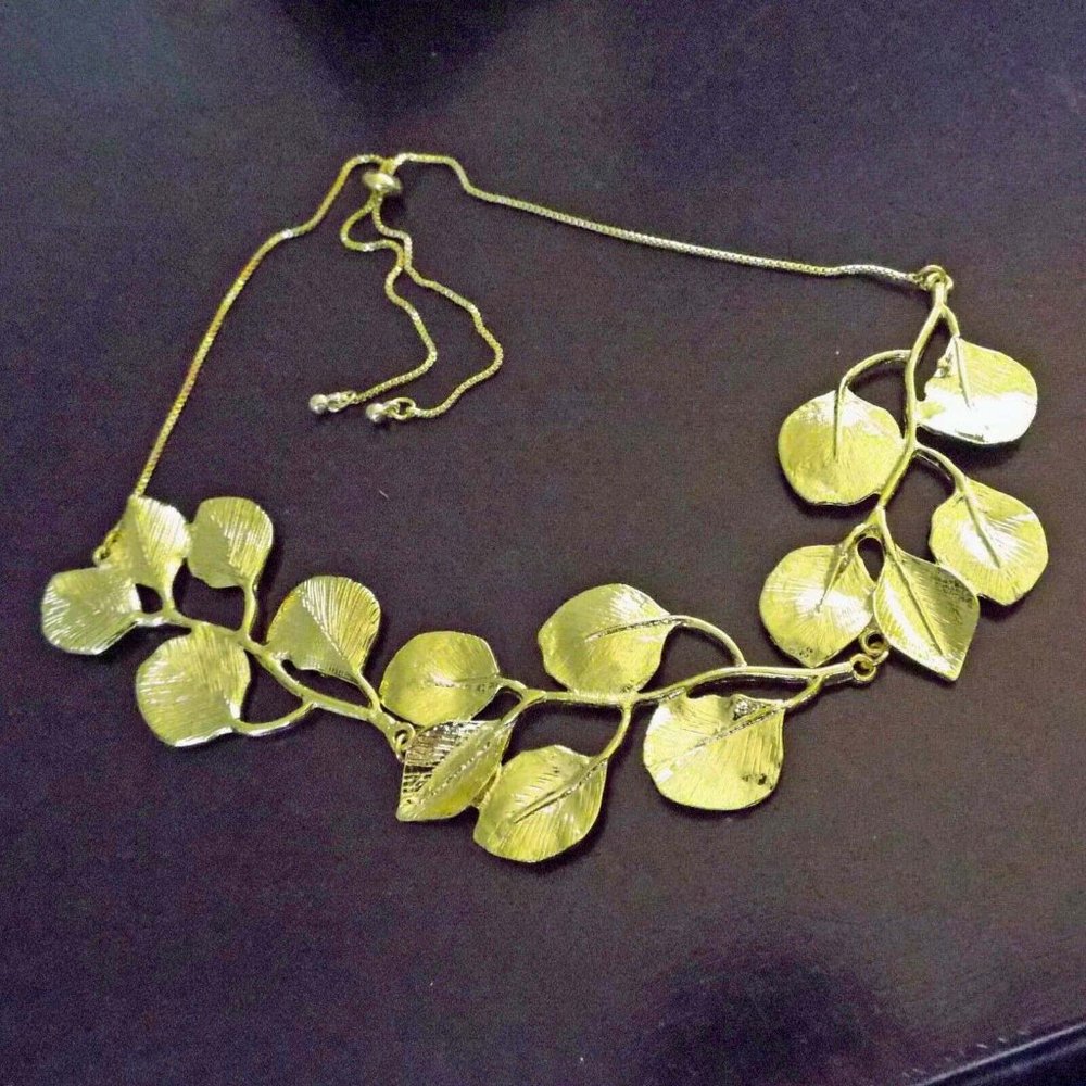 Elegant Gold Leaf Necklace